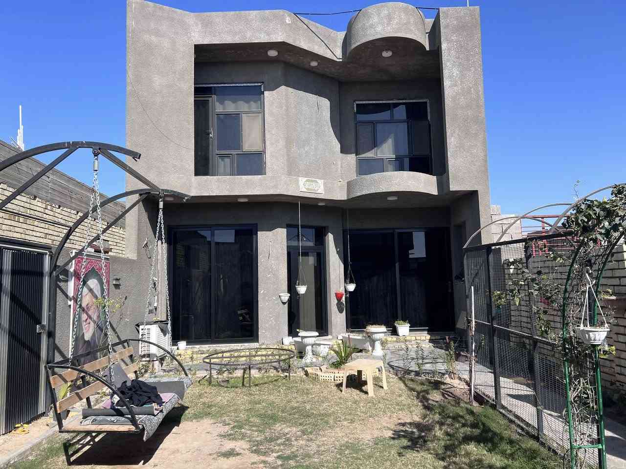 السلام عليكم
يتوفر دار سكني طابو زراعي سند 25 للبيع  مساحته 145م يحتوي على ثلاث غرف نوم وصالة واستقبال ومجموعه صحيه داخليه وخارجيه موقعه في المسيب / سيد ابراهيم - طريق خط النفط بناء حديث بلوك وصب السقف والأساس بناء درجه اولى متوفره كل الخدمات ماء وكهرباء وتبليط السعر المطلوب للبيع 77 مليون قابل للتفاوض للأستفسار الأتصال برقم *********** او مراسلة الصفحة
