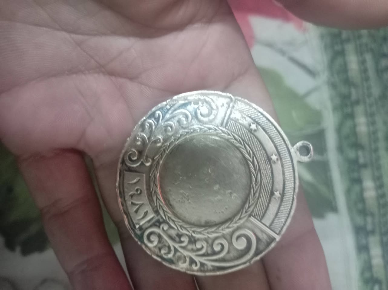 مداليه هديه الجيش العراقي سنه 1981 وزن ثقيل للبيع حط سعرك وبلعافيه واتساب ***********
مكاني بغداد
