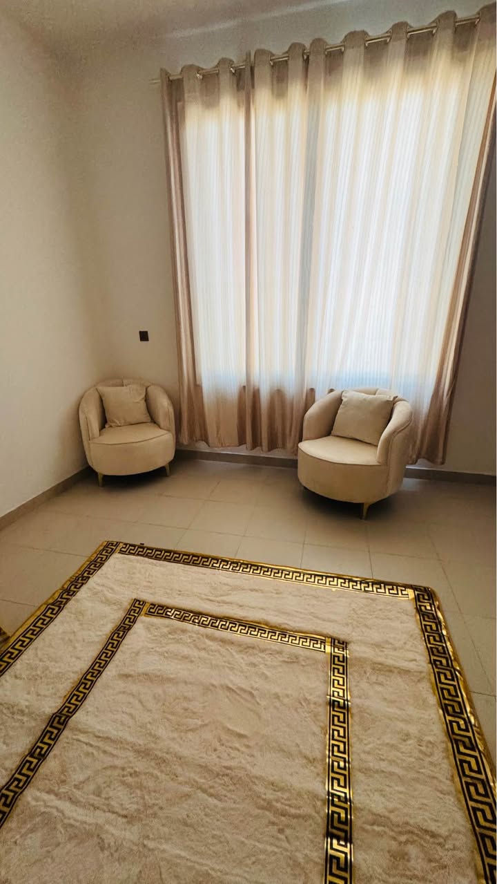 تخم نظيف جداً استعمال قليل شغل درجة اولى 
8 مقاعد قنفتين وكرسيين 

العنوان بغداد الجديدة
اتصال ***********
يوجد توصيل بكروة بغداد, العراق
