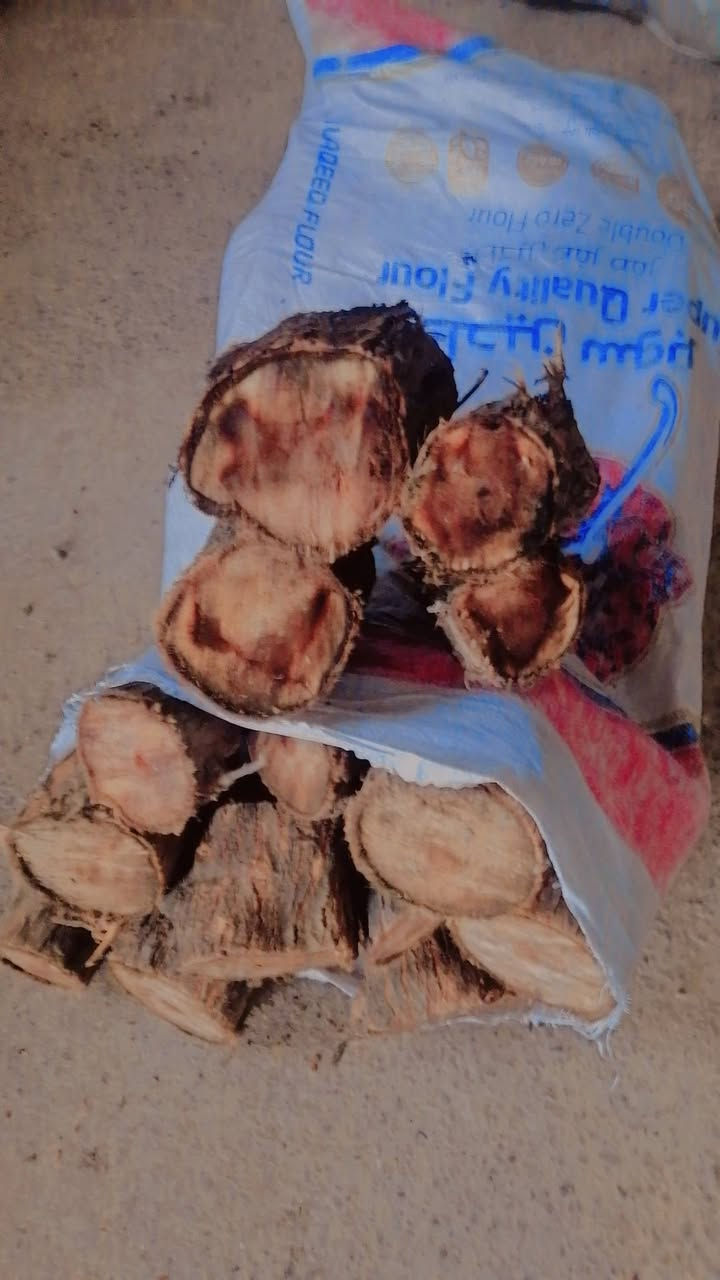 حطب للبيع بيهن كيه تقريبا
وعندي #كواني_حطب للبيع 
***********
***********
