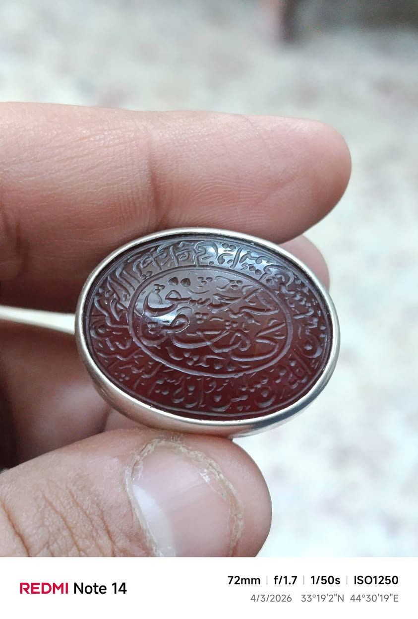 يماني مخطوط حرز سيد علي القاظي  من اعلى الحجر ومن الاسفل صياغه يدويه ثقيله
وزن الخاتم 28 غرام 
قياس 25 
***********
فضه عيار 999 
موقع اسم الصائغ  
السعر 150 الف  سعر نهائي
