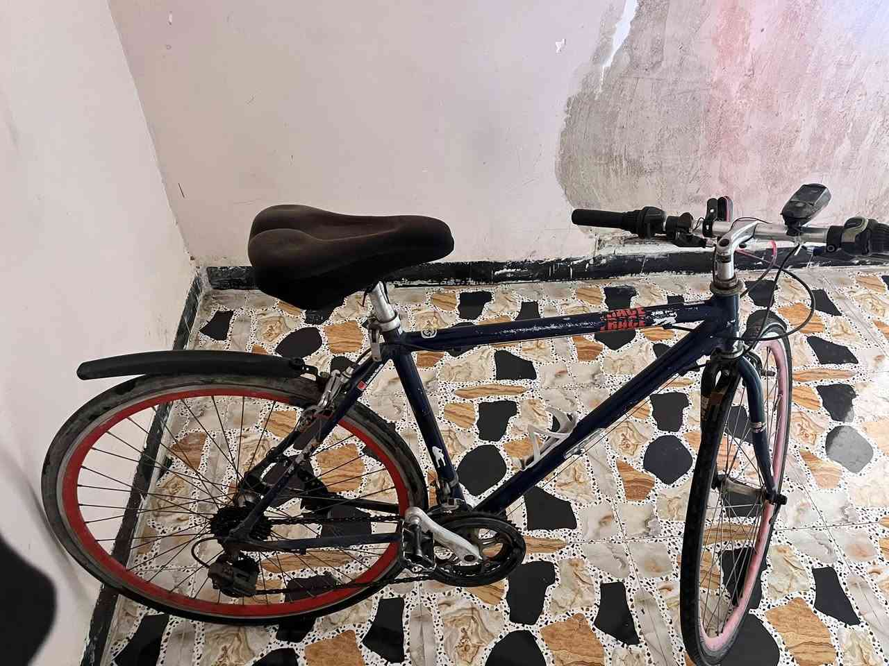 السلام عليكم 

بايسكل c700/الحجم27/ويا غراض كامله/السعر  100 وبي مجال/مكاني بغداد المنصور (***********)
