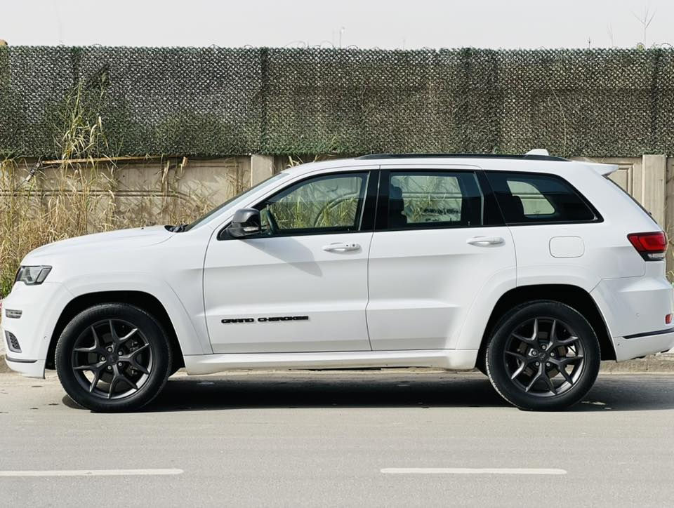 جيب گراند شيروكي S 2020 خليجية 
مكفولة من الصبغ عدا بارد بلباب الايمن السونار مرفق بلصور
السيارة ماشية 57 الف حقيقي 
السعر 32 ونص  
بغداد البلديات 
***********
