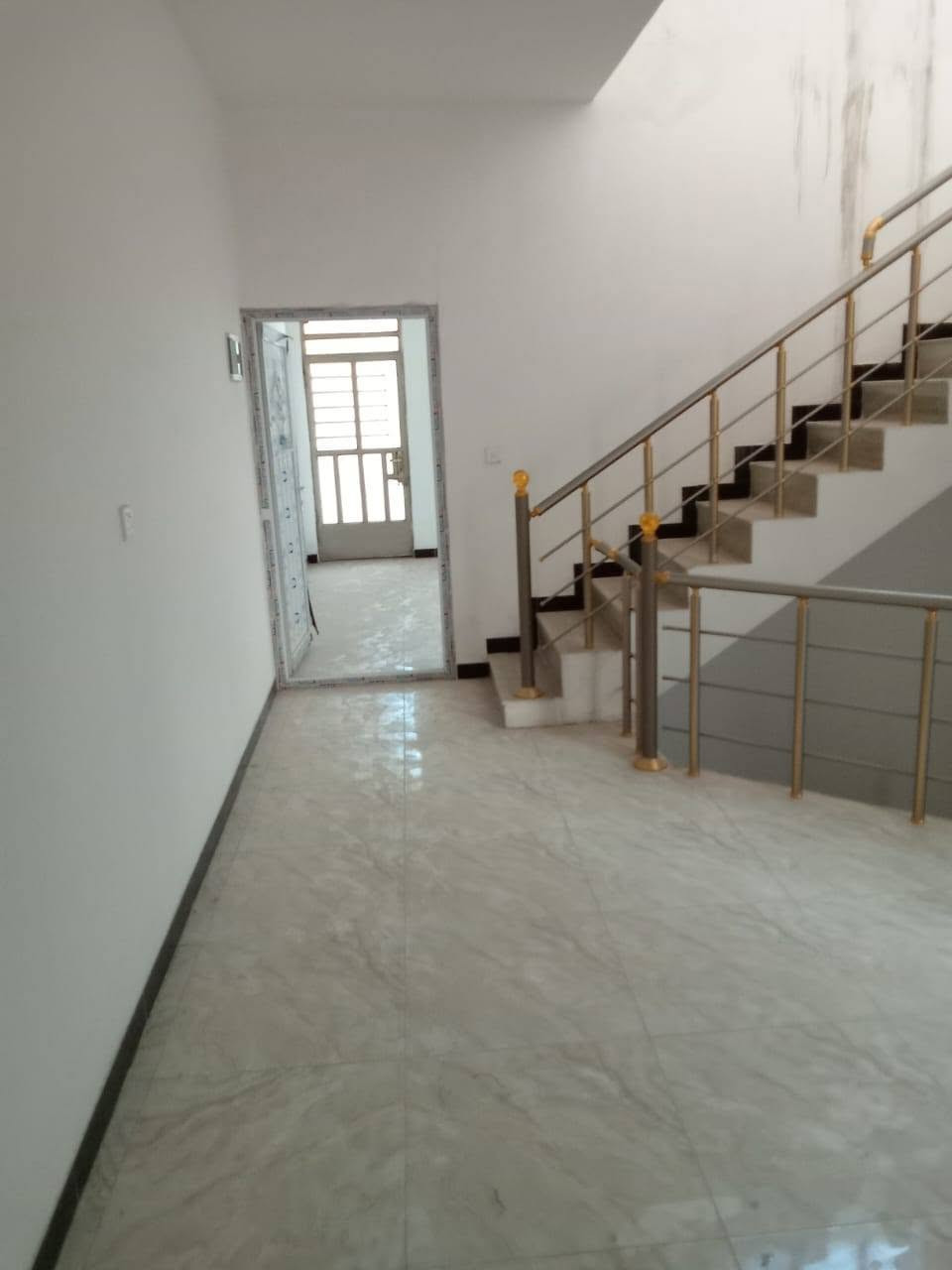 دار للبيع مساحه 100متر طابقين مع اثاث  زراعي سند 25 نهايت اربع شوارع ابو ريسان مخبز الغدير 3غرف نوم بناء حديث سعر 125مليون ويبقه مبلغ بصيط اقصاد عادي ***********
