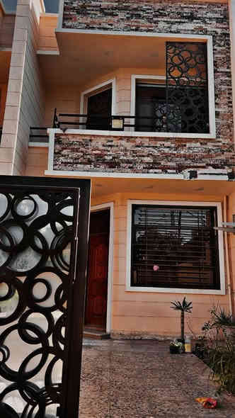 � بيت للبيع في حي الأطباء – بمساحة 150 متر 🏡
📍 موقع مميز في منطقة راقية وهادئة

🔹 المواصفات:
 • مساحة الأرض: 150 متر مربع
 • تصميم حديث وواجهة أنيقة بالحجر والحديد المزخرف
 • طابقين
 • 3 غرف نوم واسعة
 • صالون واستقبال راقٍ
 • مطبخ مفتوح على غرفة المعيشة بتصميم عملي
 • 2 حمام
 • بالكونة مطلة على شارع هادئ
 • حديقة أمامية صغيرة وبوابة حديدية فنية
 • خدمات كاملة (ماء، كهرباء، صرف صحي)

🔹 الموقع:
 • يقع في حي الأطباء – من أرقى أحياء بغداد
 • يبعد دقيقتين فقط عن مطار بغداد الدولي
 • قريب من الأسواق، المدارس، والمراكز الصحية

🔹 مميزات إضافية:
 • بناء وتشطيب حديث (سوبر ديلوكس)
 • موقع ممتاز للسكن والاستثمار
 • شارع واسع وموقع مثالي للعائلة

📞 للاستفسار والمعاينة يرجى التواصل على الخاص أو الاتصال على الرقم:
📲 ***********
***********
