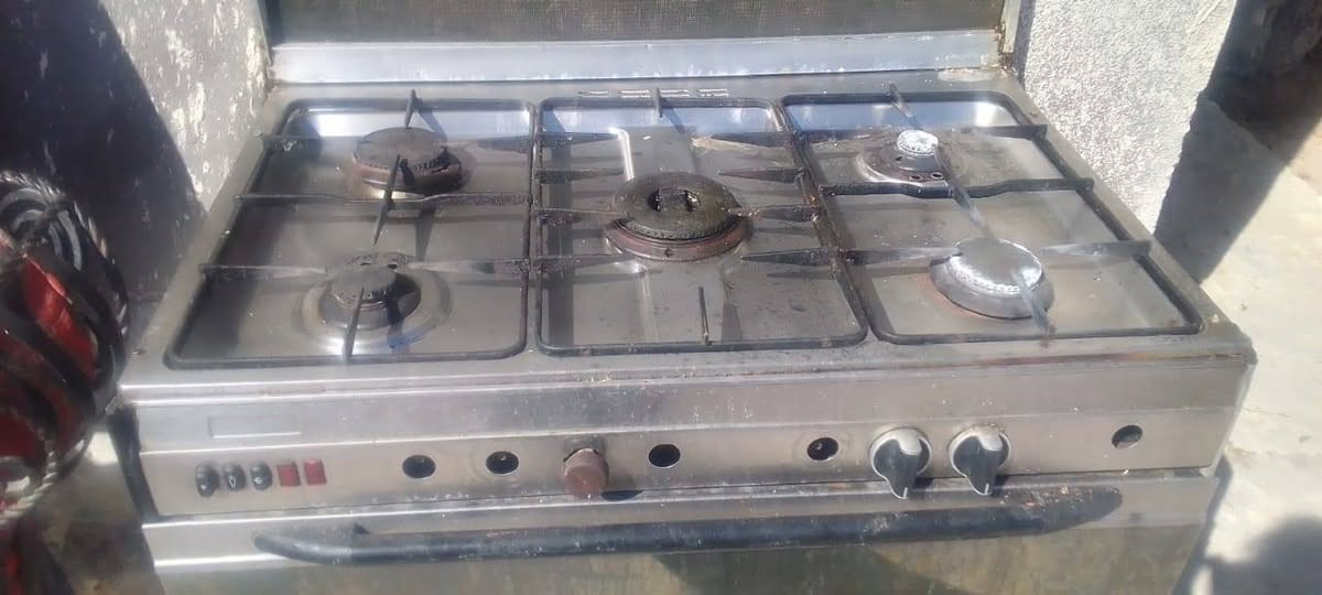 لبيع كاروك، حديد عدد ٢ واحد علا ١٥، وطباخ ٦٠ بيه مجال عاطل يراده تصليح زبير منطقه دواجن ***********
