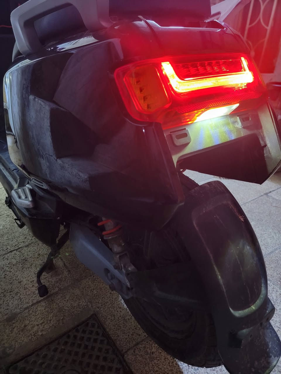 السلام عليكم.
دراجه شحن كوري الاصلي ملف 3000 حقيقي من شركه بوش الالمانيه تاير 12 شلعه فوول. بطاريه ليثيوم 35 امبير حقيقي لايت زنون عالي ناصي اوتو + رماش دبل اشارة + ميزة اطفاء ذاتي للاشارة عندة الاستدارة. شاحن الاصلي حديد وضخمه شحن سريع. استاند كهربائي. عنوان بغداد مدينه الصدر.
***********.
