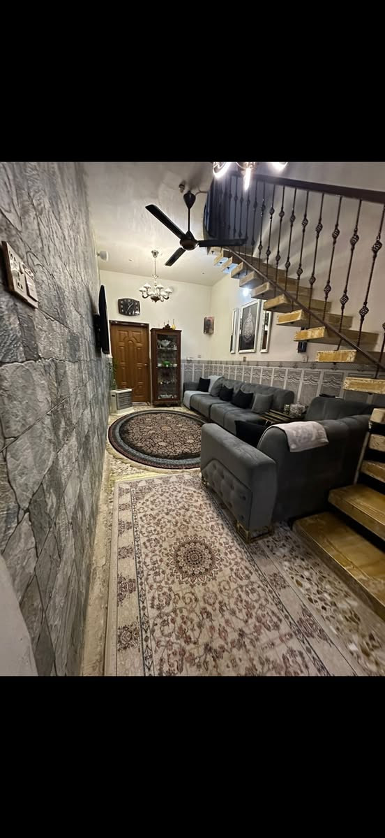 السلام عليكم ( بيع مستعجل )
دار للبيع بناء حديث ٢٠١٨ طابقين ونص
المساحة ٦٦ متر  / نزال ٢٠ متر  / واجهه ٣ ونص
 ٣ غرف نوم + مطبخ + صالة + صحيات وحمام بكل طابق + غرفة بل سطح
العنوان ( شارع فلسطين/ نهاية شارع مستشفى الكندي / خلف جامع الرحمن الرحيم ) مقابيل البيت ساحة 
السعر ٣٢٥ وقابل للتفاوض الشراء من صاحب الدار مباشرةً
***********     /       ***********
