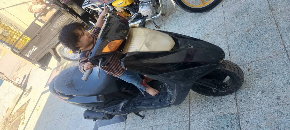 السلام عليكم شباب دراجه بريز شغاله طبيعيه تدق سلولي من ادوس لها بنزين تظل تقطع وتطلع دخانه سوداء كهربائيات شغاله سلف شغال بس بيها تقطيعه مال كابريته ابيع لك اياها اقف لك مكينه سعر 200 المشراي لا يراسل ***********
