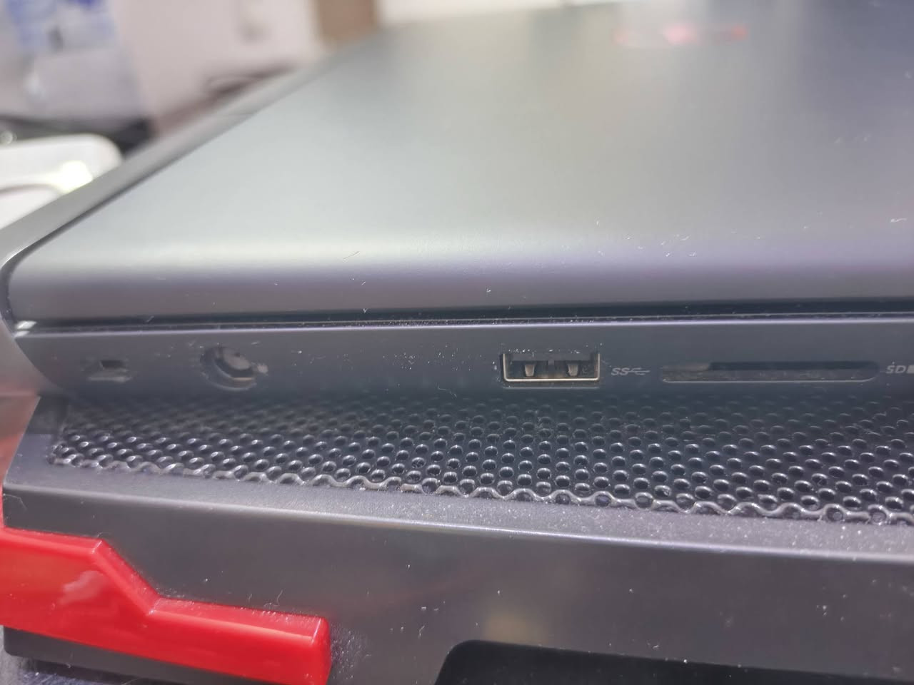 للبيع: لابتوب Dell Inspiron 15 7000 Gaming (P65F)
الجهاز نظيف وممتاز جداً للألعاب، المونتاج، والدراسة.
​مواصفات الجهاز:
​المعالج: Intel Core i7-7700HQ (جيل سابع فئة HQ القوية)

​كارت الشاشة المنفصل: Nvidia GeForce GTX 1050 Ti
  
​كارت الشاشة المدمج: Intel HD  Graphics 630

​الذاكرة (RAM): 16GB DDR4

​التخزين: 256GB SSD 

​الشاشة: 16 بوصة بدقة Full HD 

​الملحقات جميعها اصلية :

​الشاحن الأصلي للابتوب
​ماوس لاسلكي (Wireless)
​ماوس باد
​كيبورد خارجي
​مبرد لابتوب (Cooling Pad) هدية

​السعر:

​650,000 دينار عراقي (شامل كل الملحقات) مكاني كربلاء ماعندي توصيل
​للتواصل خاص


**إذا كنت صاحب هذا الإعلان وتريد حذفه لأي سبب، رجاءا أرسل رسالة إلى الدعم الفني**