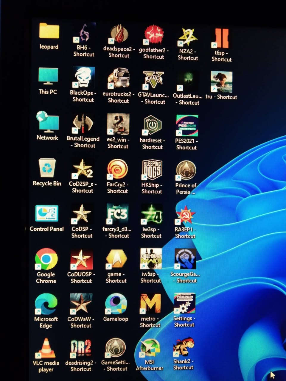 السلام عليكم 
حاسبة دسكتوب تجميع انتل زيون جيل الثالث مستعملة نظيفة للبيع 
.....
السعر 200 ألف دينار 
***********
عنوان بغداد زيونة 
البيع بضمان الفحص 
لا يتوفر توصيل 
......
ملاحظة 
كيس فقط بدون أي ملحقات 
......
المواصفات 
معالج انتل زيون جيل الثالث رقم المعالج E3 1230V2
كارد شاشة 4 كيكا جديد AMD RX 470 GDDR5 
هارد 240 كيكا للنظام والبرامج جديد SSD 
هارد 500 كيكا للالعاب HDD 
رام 16 كيكا جديد 8+8 تردد 1600 DDR3 
مذربورد جيل الثاني والثالث جديد H61 DDR3 
باور سبلاي 400 واط حقيقي Huntkey 
كيس حجم وسط تجاري 
....
الحاسبة تعمل على نظام وندوس 11 وتحتوي على أكثر من 30 لعبة طور القصة اوفلاين مع لعبة ببجي موبايل اونلاين 
.....
مع جزيل الشكر لإدارة المجموعة
