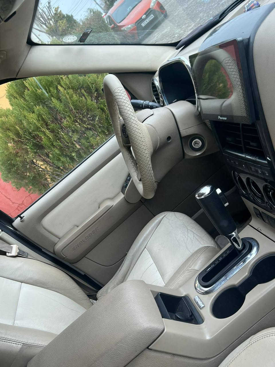 فۆرد ئێکسبلورر
مۆدیل 2010 
سەنەوی تازە،،، بێ بۆیاخ بێ سارد وبێ دەعم،،، بێ کراونەوە هچ برغویەک لاشە تا مەکینە ،،،ناوزەرد ،کوشن جلد بیلاد و تازە  ،، سێ ڕیز کوشن ،، کوشن کارەبا ،، کوشن هیتەر ،،ئاوینە کارەبا ،،، سوکان ڤۆلیۆم و تحدید سرعە ،،، شاشە ئایپاد ،،تەبرید مەرکزی بۆ هەر سێ ڕیز کوشن ،،، جوار جام کارەبا ،،، کامیراو حاسە ،،،سەقف سڵاید ،،، شەش پستن ،،، دەبڵ اکسل ،، گێڕ ئۆتۆماتیک ،،، 150ڕۆشتوە ،، مواسەفات خلیجی ،،، ڕەقم سلێمانی و لەسلێمانیە
 نرخ 148گەڵا 
ژ.ت *********** السليمانية, العراق
