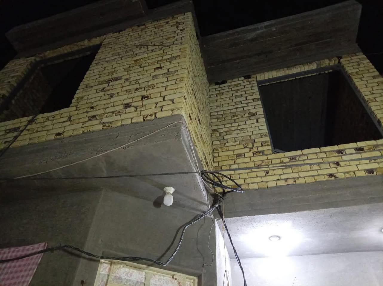 سكن زراعي للبيع، طريق المهدي، مقابل محطة الوقود.

بمساحة ١٢٠ مترًا مربعًا، طابقان.

الطابق الأرضي: غرفة، صالة، استقبال، مطبخ، وصحيات.

الطابق الأول: غرفتان وصالة، ينقصها التشطيب فقط.

واجهة الدار ٧  أمتار،ونزال ١٨ مترًا، عرض الشارع ثمانية أمتار.

سنة البناء ٢٠٢٠ . علما المنطقة قيد إنشاء من الخدمات الجهد الهندسي 

ملاحظة: البيع نقدا او مراوس بقطعة ارض  طابو  صرف. 

#موقع المكتب السماوة الإسكان مقابل صيدلية رواد 

‭٠٧٨٠ ٨١١ ٩٧٦٣‬
