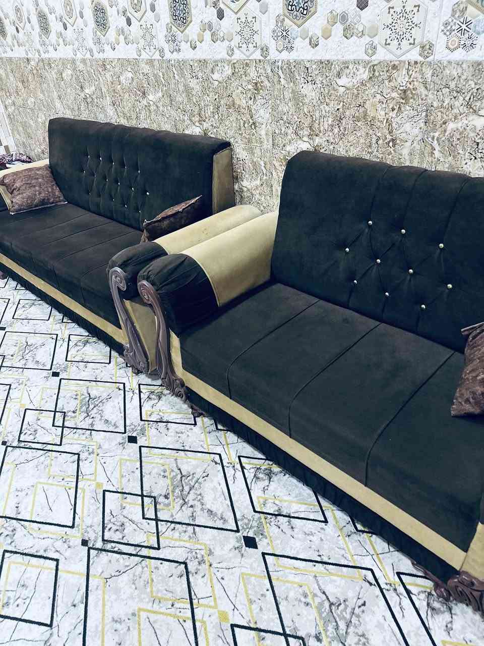 تخم ونص قنفات للبيع كلش نضيف المكان حي الاطارات 
السعر 250 
***********
