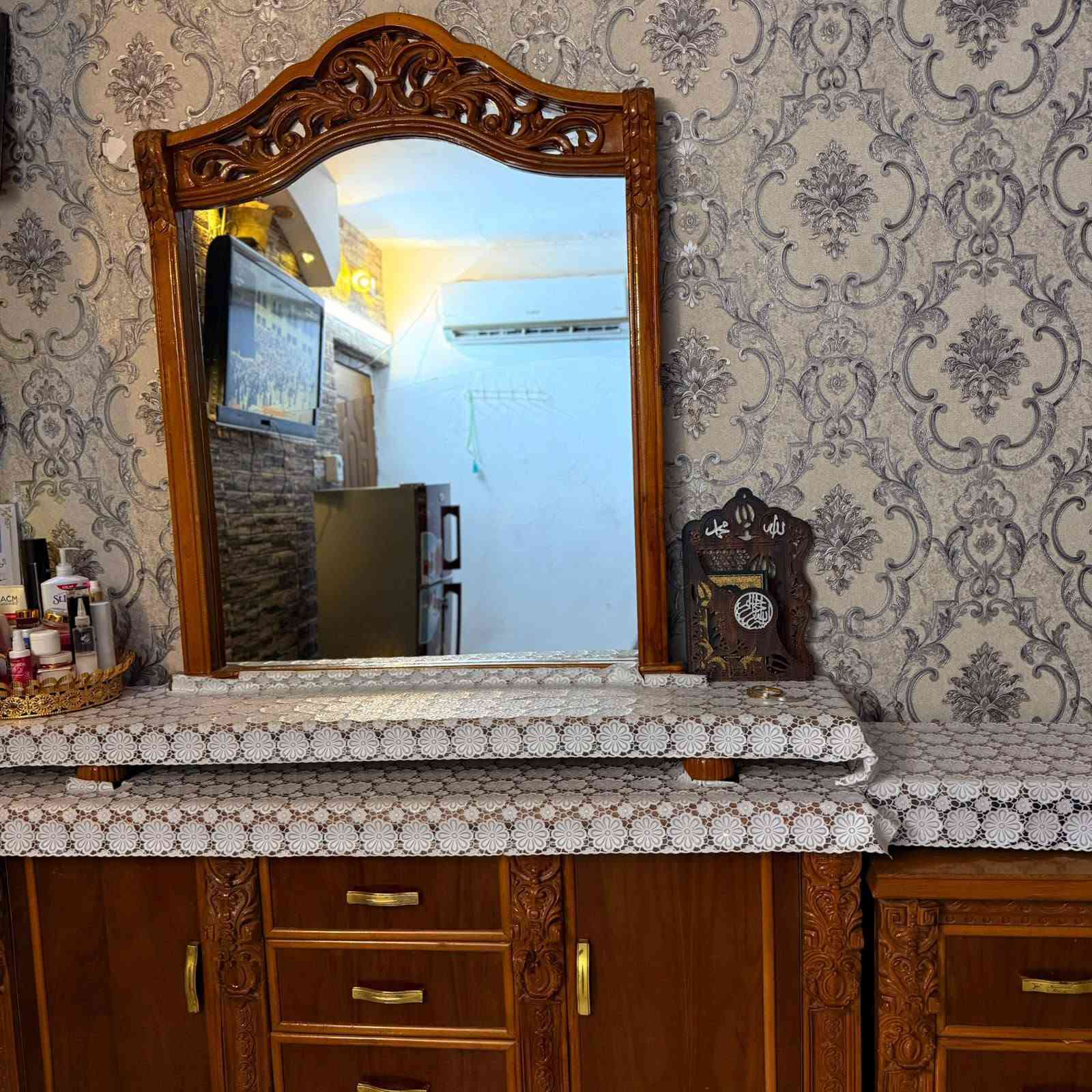 السلام عليكم غرفه صاج ثقيل سبع قطع نظيفه 100% بيها بس فطر بالجامه مال ميزه تواليت صاج ثقيل العنوان الشعب قرب نادي العربي سعر مليون ونص ***********
