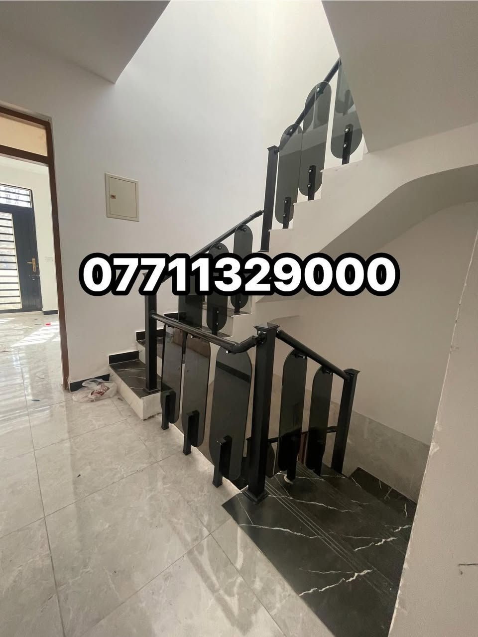 🏠 بيت حديث للإيجار في قلب الغزالية (شارع مدير الأمن) 🏠

📌 تفاصيل ومواصفات البيت:
 الغرف: 3 غرف نوم واسعة ومضاءة طبيعياً.
 الاستقبال: صالة استقبال مريحة ومستقلة لاستضافة ضيوفكم.
 المرافق الصحية: 2 حمام (صحيات متكاملة بتشطيب حديث).
 التصميم الداخلي: درج داخلي بتصميم زجاجي أسود عصري، أرضيات بورسلان، وإضاءة طبيعية ممتازة (سبوت لايت).
 الواجهة: بناء حديث مع بالكون إضافي يطل على المنطقة.
📍 الموقع:
بغداد - الغزالية / شارع مدير الأمن (موقع حيوي وقريب من كافة الخدمات الأساسية والأسواق).
📞 للاستفسار والتواصل:
للمزيد من المعلومات أو لتحديد موعد لمعاينة البيت، يرجى الاتصال بنا على الرقم التالي:
📱 ***********

