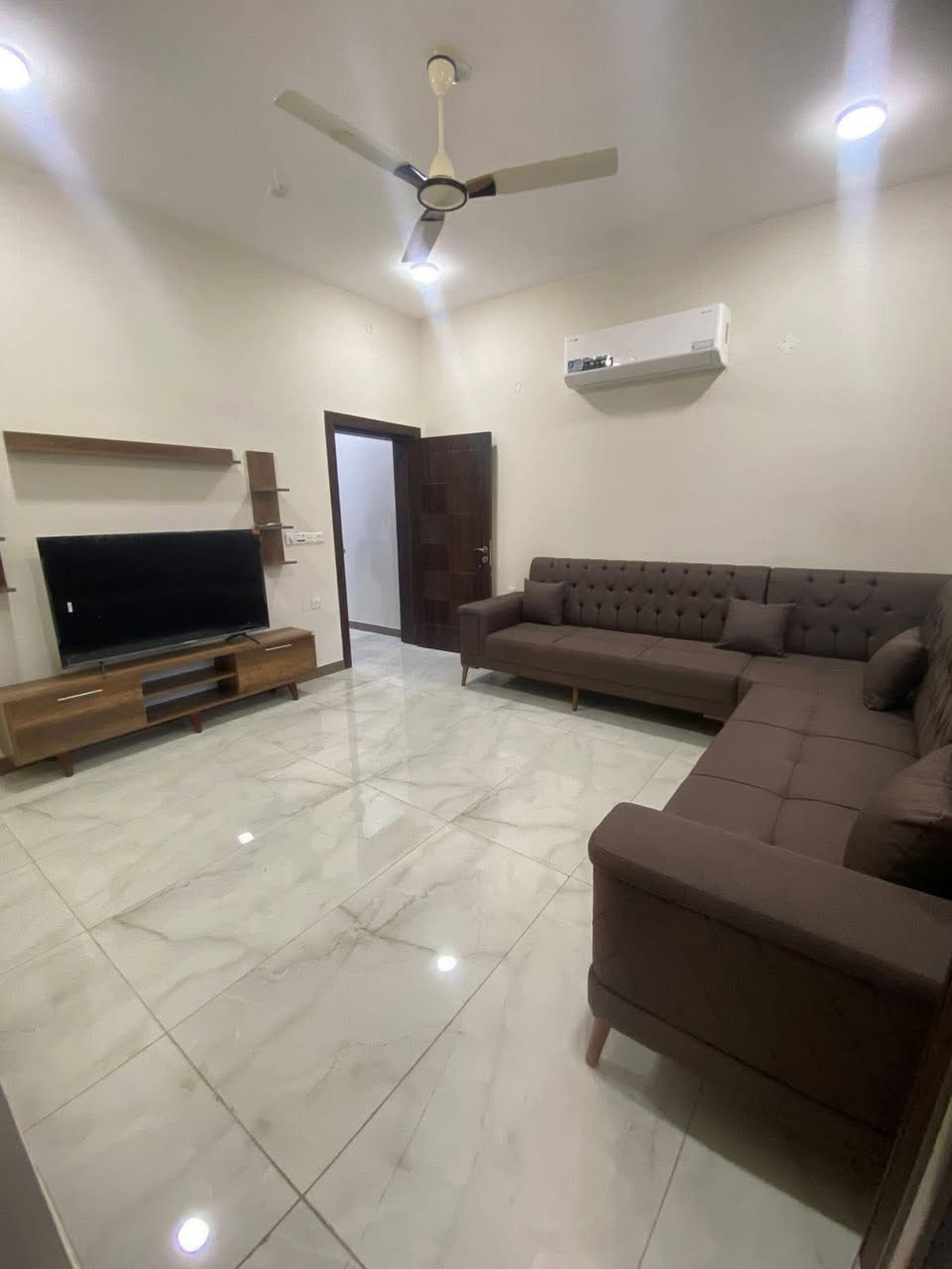 #للايجار____في____السيدية
وحدة سكنية طابق ارضي زيرو واثاث زيرو

تحتوي على ثلاث غرف نوم وصالة ومطبخ وخدمات (مؤثثة اثاث كامل)

قيمة الاجار:مليون وربع مع التأمين

للاستفسار:***********

او زيارة مكتب الفهد الهندسي للمقاولات العامة/شارع جامع الاقصى مقابل مكتبة الحكم سنتر
