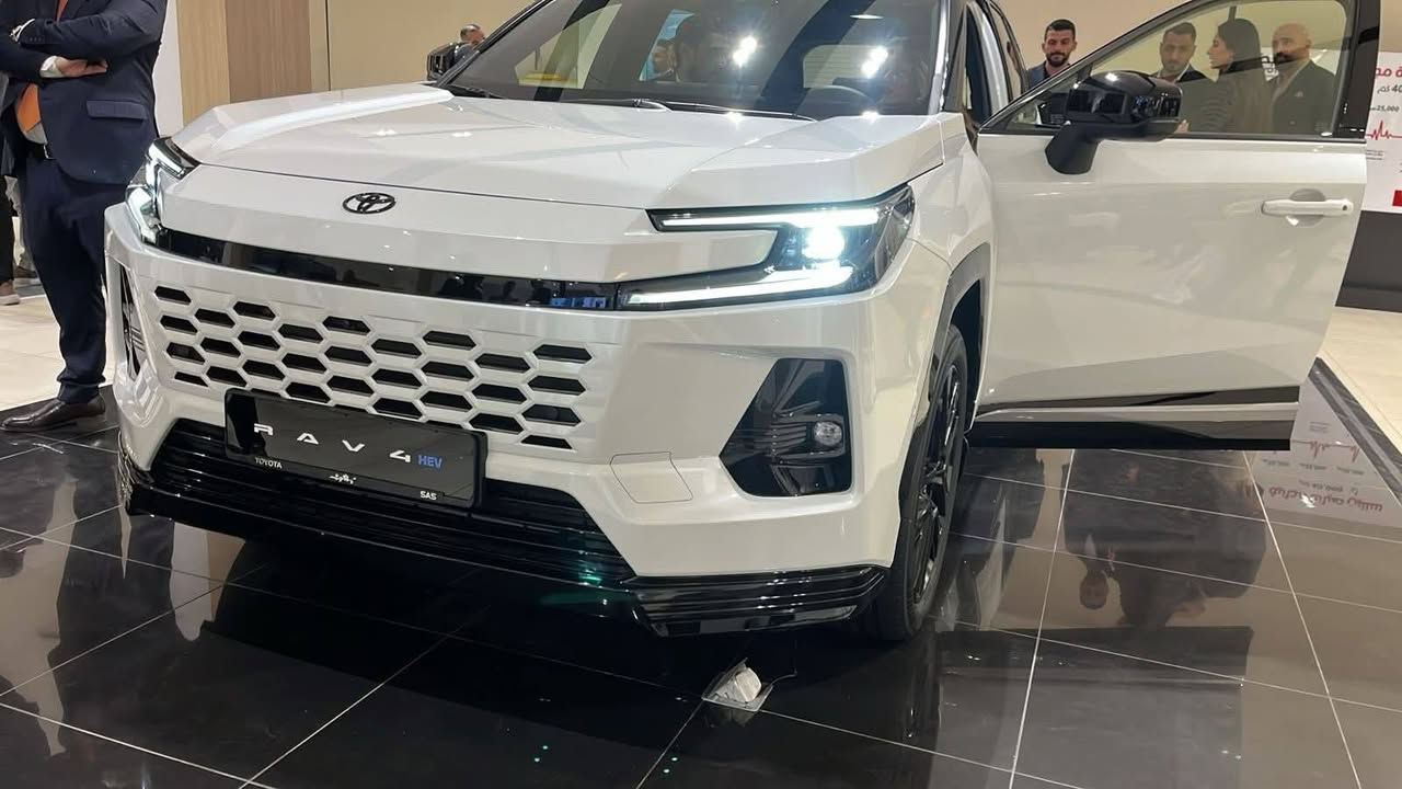 وكالة 2026 – RAV4 SAS
مو بس تحديث… ثورة حقيقية بالسيارة!
🔹 التقنية والتواصل
راف فور 2026 تجي بتقنية متقدمة تبين من أول قياده:
شاشة ترفيه كبيرة لحد 12.9 إنچ
شاشة عدادات رقمية 12.3 إنچ
واجهة استخدام سريعة وسهلة
أوامر صوتية ذكية Hey Toyota تفهمك أسرع
ربط لاسلكي مع Apple CarPlay & Android Auto
تسجيل فيديو مباشر من السيارة 
(Drive Recorder)
📌 شنو الجديد؟
نظام تشغيل جديد Arene يسمح بتحديثات مستقبلية للسيارة بدون مراجعة الوكالة.
⚡ نظام الدفع والأداء
راف فور 2026 صارت هايبرد بالكامل:
استهلاك بنزين أقل وأداء أنعم
دفع أمامي أو رباعي AWD حسب الفئة
قوة محسّنة بالمحركات الهجينة
فئة PHEV بقوة توصل تقريبًا 320 حصان
إمكانية القيادة بالكهرباء فقط لمسافات يومية
📌 التطوّر
بطارية أكبر، مدى أطول
🛡️ الأمان ومساعدة السائق
كل موديلات 2026 تجي مزودة بأحدث حزمة:
Toyota Safety Sense 4.0 وتشمل:
كشف السيارات والمخاطر من الجوانب
مراقبة المسار والبقاء داخله
مساعد القيادة بالزحام Traffic Jam Assist
أنظمة ذكية تساعدك قبل وأثناء السواقة
📌 قيادة أسهل، وأمان أعلى بكل الظروف.
🛋️ الراحة والمساحة
مساحة داخلية أوسع
مواد داخلية محسّنة وجودة أعلى
مقاعد مريحة للسفر الطويل
تكييف قوي وعملي
شنطة خلفية أكبر مع قابلية طي المقاعد للاستفادة القصوى من المساحة
📌 تفاصيل إضافية
نظام ترفيه سريع
منافذ USB-C متعددة
شحن لاسلكي للجوال
أنظمة صوت فخمة ببعض الفئات


**إذا كنت صاحب هذا الإعلان وتريد حذفه لأي سبب، رجاءا أرسل رسالة إلى الدعم الفني**
