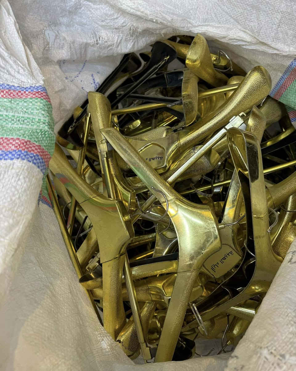 متوفر تعلاكه تركي قالب ممتاز مستخدم نضيف
 سعر الدرزن 5 الف قفل الدرزن 12 قطعه
متوفر 50 درزن 
  العنوان كربلاء و يوجد توصيل جميع المحافظات 
خاص او وتساب ***********
