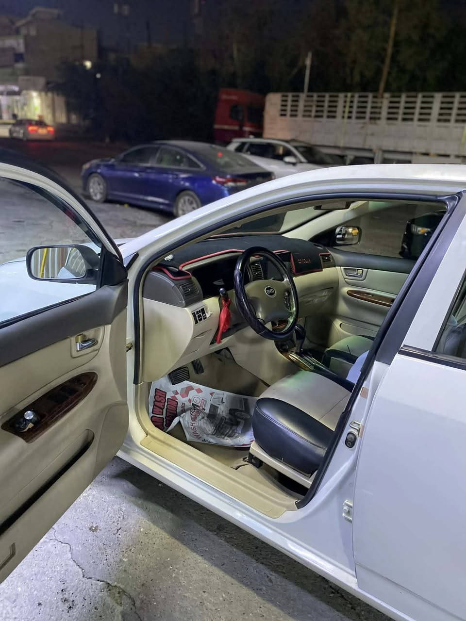 السلام عليكم من رخصة الادمن بي واي دي f3  اوتماتيك موديل 2012 بيها طخات بسيطه مابيها صبغ السياره مكينتها بيها تبخير وبوري التبريد الحار طاك فقط  مواصفاتها 4 جام كهرباء وفتحة سقف وشاشه وكامره ماشيه 199  حجم المكينه 1600 السعر 53 وبيها مجال بسيط  عنوانها بغداد الشعب رقم الهاتف ***********
