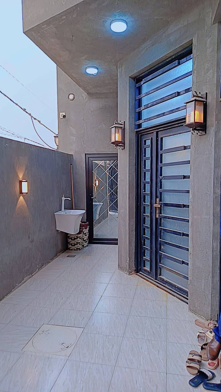 بيت حديث درجه اولى بناء طابوق  بمساحة120متر سند 25 اقرار محكمه يتكون من 4غرف نوم مع مطبخ وصالتين واستقبال ومجاميع صحيه عدد 4 في كربلاء الحسينيه شارع السيده زينب عمود 77 ويبعد عن الامام 3كيلو بسعر175 قابل للتفاوض للاستفسار***********
