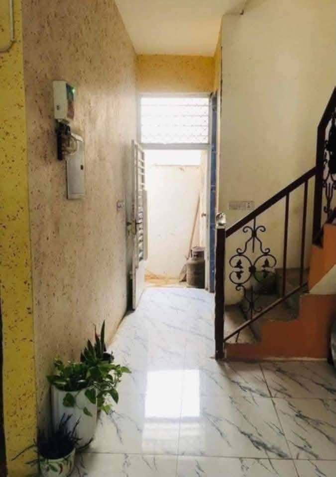 البيت البيع طابقين مساحة 100 متر ( واجهه 7 نزال 15 ) 
العنوان بعقوبة 7 نيسان خلف كليه التربية اساسية مباشر..
الطابق الاول : مطبخ واستقبال وصالة وغرفة نوم مع صحيات داخليه وخارجيه الطابق الثاني : غرفتين 2 نوم مع صاله وصحيات مع بيوتنه البيت كأن مأجر ب 500 الف يرهم مراوس بقطعه ارض حسب المكان... بسعر مناسب جداً 
استفسار ***********
