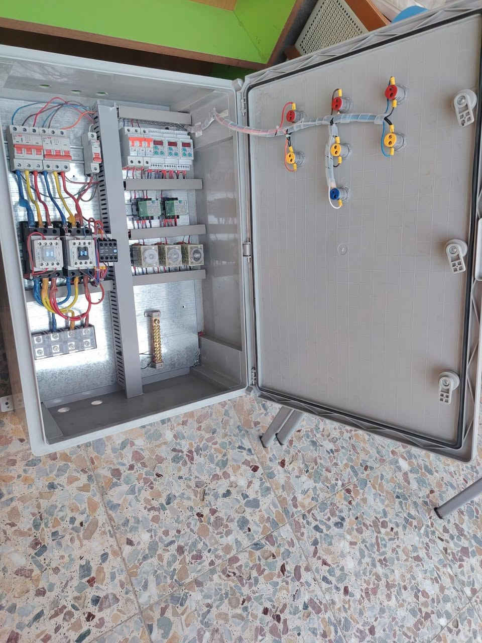 بورد كهربائي جديد مامستخدم تأسيس كامل السعر200
گاونتر المنيوم متر ونص السعر 180
***********
***********
