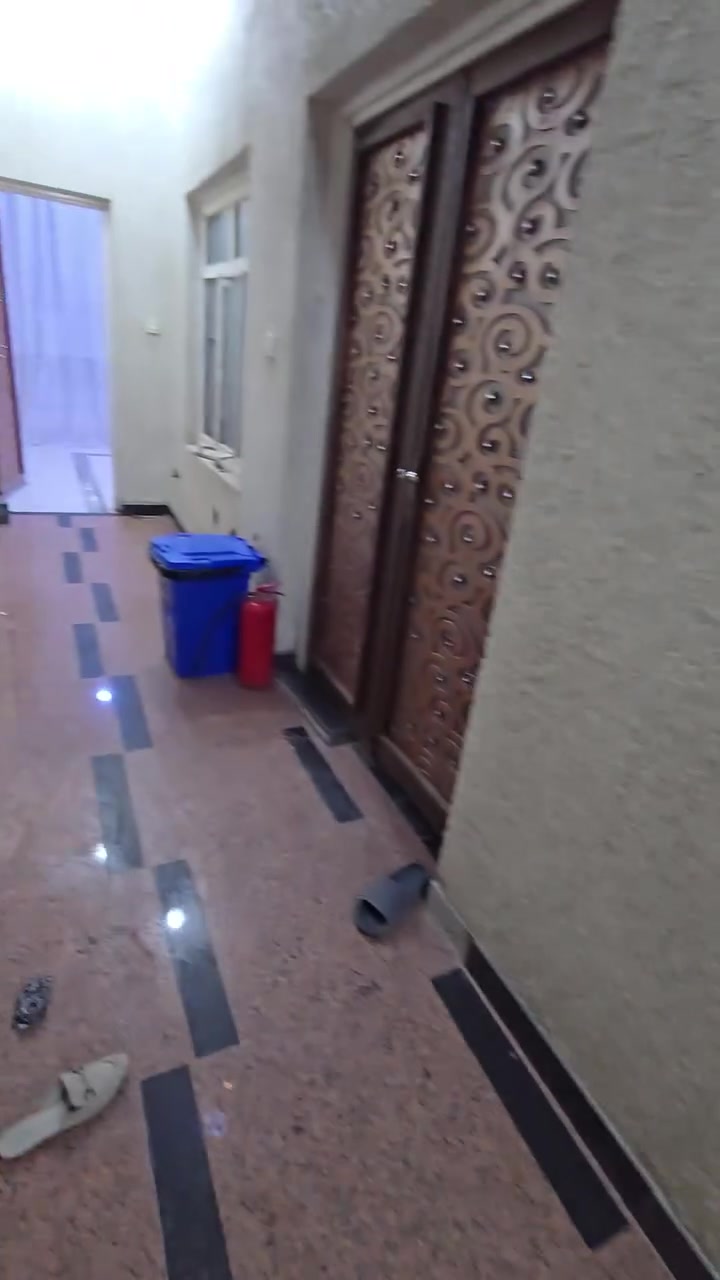 شقه للايجار حي الزيتون الشارع الخدمي قرب جامعه الكنوز الطبيه السعر ٥٠٠ الف نهاية التفاصيل في الفديو ***********٨٠٨
