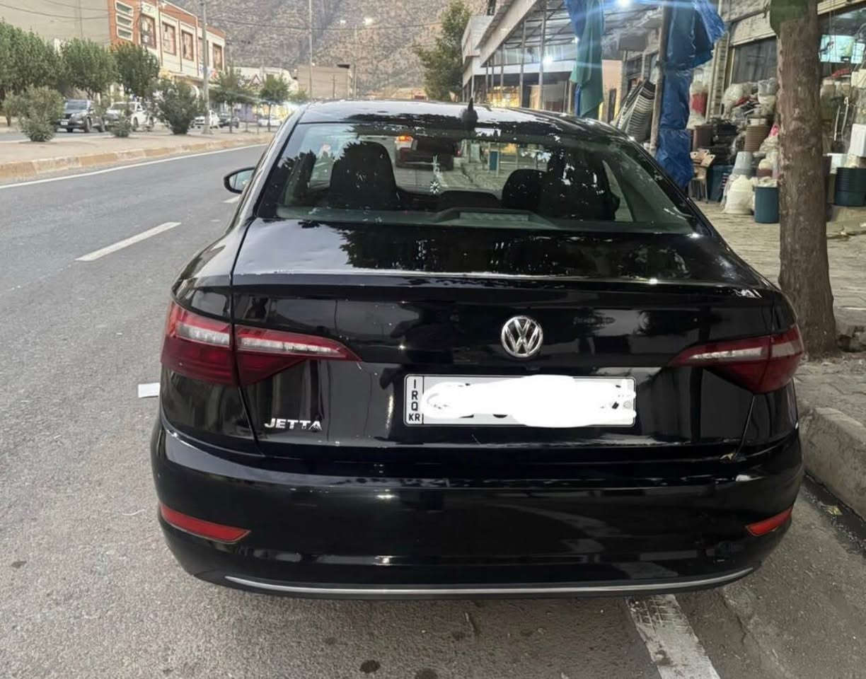 جیتا مۆدێل ٢٠٢١ مواسەفات S ڕەنگی ڕەش بێ سبوغ (تەنها بستێکی خوار ئاوێنەی سەکنی سبوغی هەیە) بێ کێشە، گێڕ و مەکینە بە شەرت، سندوق لێدران هێندراوەتەوە وەک بیلادی وێنەی لێدرانەکە داندراوە، تەزرە کوت(لە سعر حیساب کراوە)، هەزەو سەنەوی نوێ، ڕەقەمی نوێ هەولێر، چوار تای نوێی لەژێرە، بەناو خۆمەوەیە، بۆ معامەلە ڕەقەم داندراوە لە ڤایبەر و واتس ئەپ کەمێک مەجالیشی تێدایە.
*********** أربيل, العراق
