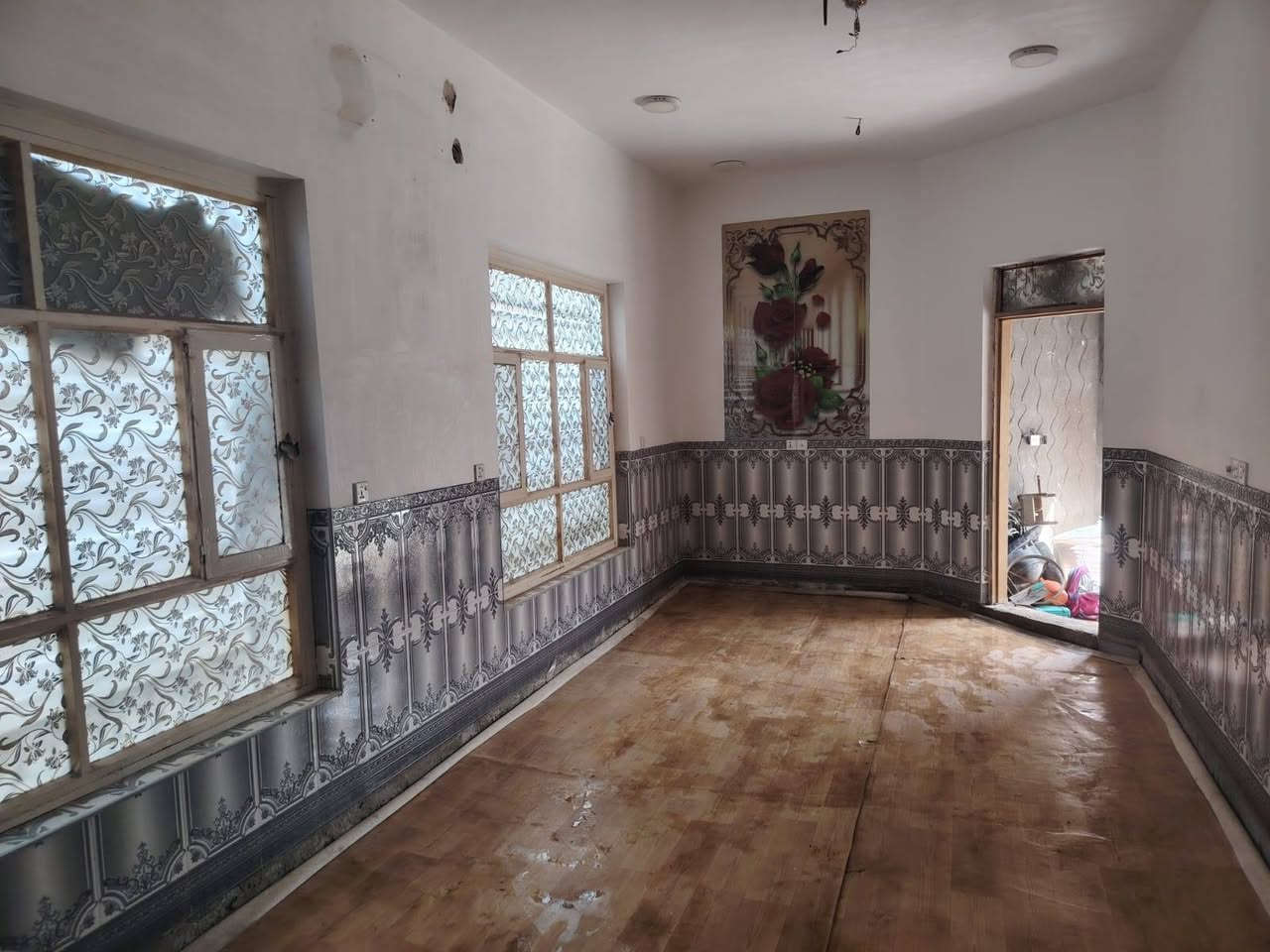 السلام عليكم بعد اذن الادمن دار زراعي للبيع المساحه ٢٠٠م تفاصيل الدار غرفتين نوم وصاله ومطبخ واستقبال ومجمع صحيات خارجية مع حديقه اماميه وخلفية البناء حديث عام ٢٠٢٣المنطقه كاملة الخدمات ماء كهرباء مولده مجاري تبليط العنوان الأمين الاولى خلف محطة وقود الشموس شارع سيراميك العيساوي الفرع ٧٤ البيت الثاني للاستفسار عن الدار الاتصال على الرقم (***********) علما الدار للبيع فقط
