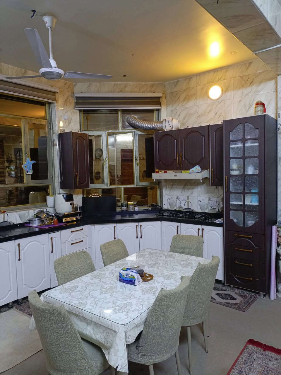 السلام عليكم اخوان 
دار للبيع في الكاظمية منطقة الطي شارع الوزراء قريب على الشارع المبلط الجديد تقريبا رابع بيت  بالقرب من مجمع بوابة الكاظمية تتوفر فيه كافة الخدمات من ماء + كهرباء المساحة 150 متر طابو ملك زراعي سند 25 الواجهه 15 والنزال 10 طابقين يحتوي على 5 غرف نوم كبيره مساحتها 4×5 مع استقبال كبير + 2 حولي مع المطبخ 4×5 +حمامات عدد 2 + حمام شرقي خارج + بيتونه ومخزن خارج مطل على السطح  كامل يباع البيت مع الاثاث او بدونه حسب رغبة المشتري البيت جدا نظيف السعر خاص فيس بوك او واتساب للاستفسار على الرقم *********** تحياتي اخوكم ابو محمد
