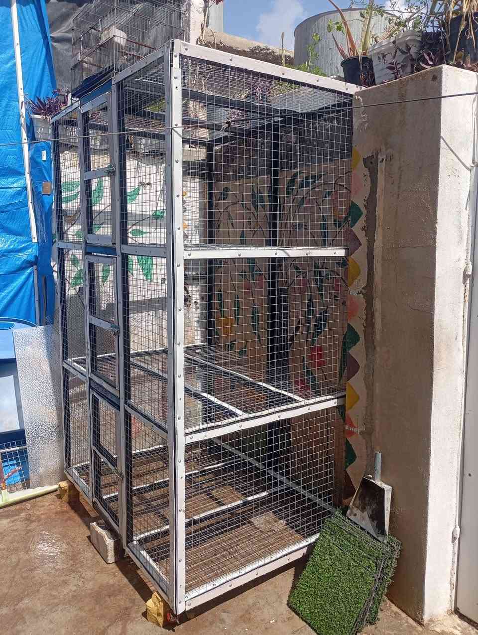 قفص جديد الواجهة 140 
العرض 1 متر وطول 2 متر
3 خانات للبيع السعر 150 
وبيها مجال قليل مكاني كركوك فيلق ***********
