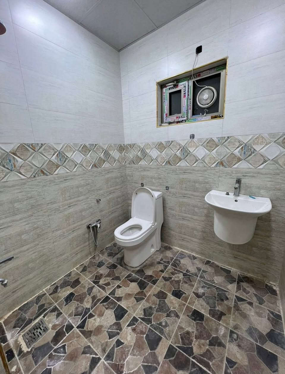 #للايجار شقه طابق اول
✅في زيونه محله 718

✅مساحه الشقه 125م 

✅تحتوي على استقبال مطبخ معزل

✅غرفتين نوم وخدمات 

للاتصال

***********📞
