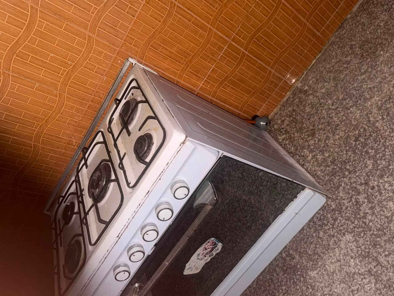إسلام عليكم سنك وطباخ للبيع اطباخ بدون فرن بس ديكور يعني مكان لفرن مخزن قيم وخذ ماعرف اسعارهن لمكان اللطيفية حي السلام
***********
