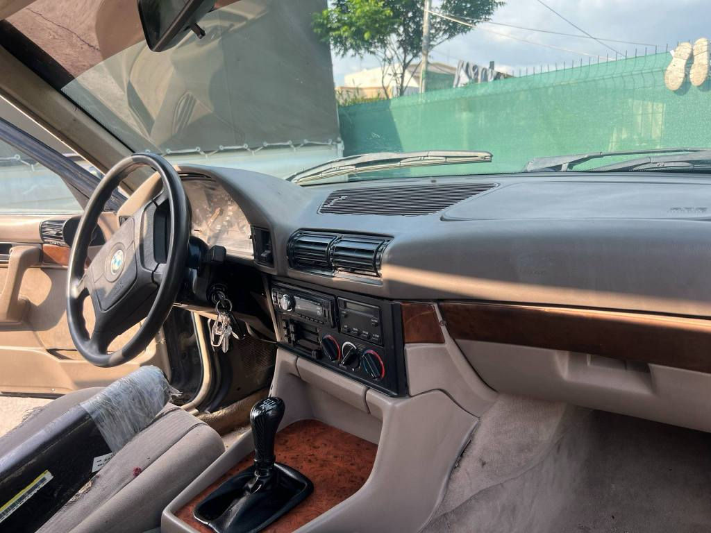 سە رە تا بە ناوی خوا ....
ٸە م BMW  بۆ فرۆشتن ارم سە نە ویی 
ارم کە ونە بە شە رتی اولیات دە یفرۆشم 
مۆدیلی   1994
مە کینە ی 525 گیر عادییە گیرمە کینە ی بە شەرت 
تە قە ورەقە ی بە شە رت اکسلی بە شە رت سلایتە 

تە بریدە جە مپە کی لای سە کنی هه یە خە فیفە 
ناوخورفە ی لۆکە جوار تاییە و ویلی نوی لە ژیرە 

دە بڵ ارباکە دە بڵ چە کمە چە یە پیش پانە لایت عە لقیە فورمیکاییە تکاییە مشتە ری نی بیزارمان مە کە لە گه ل ریزم بۆ ادمینی گوڵ 
شوین هه ولیر   سعری 35  معامە لە ی تیداییە .                 
*********** أربيل, العراق
