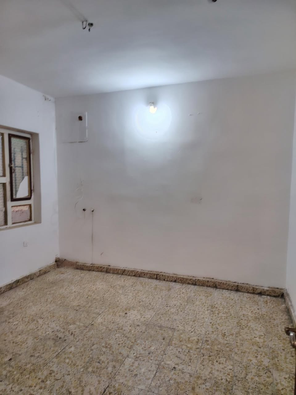 مشتمل للأيجار في داموك الحقوقين 
يحتوي على غرفة نوم وهول وصالة وحمام وبيتونة 
للأستفسار الاتصال على ***********
