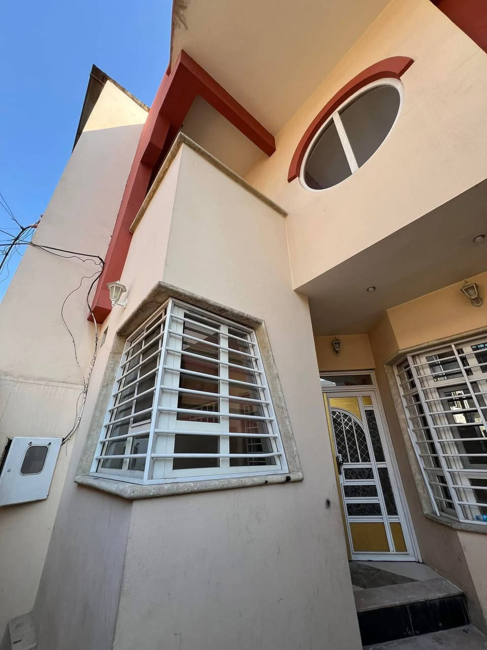 🔴دار للإيجار مساحة 120 متر الواجهة 6 متر✨
🔴طابقين بناء حديث💥
1️⃣الطابق الاول : غرفتين نوم + هول + أستقبال + مطبخ + كراج + صحيات 🚾
2️⃣الطابق الثاني : غرفتين  نوم + هول + صحيات 🚾
🔴موقع مميز جدا 💥
🌍الموقع / حي السكر قرب ((سانكو مول 🏢 )) 
🔴يبعد عن سايدين السكر 50 متر 💥
للاستفسار
 ☎️ أسيا ***********
أو
☎️ كورك ***********
🌐عنوان المكتب / الموصل _ حي الزراعي قرب جسر السويس 🔥 
📌نستقبل عقاراتكم وطلباتكم العقارية .
