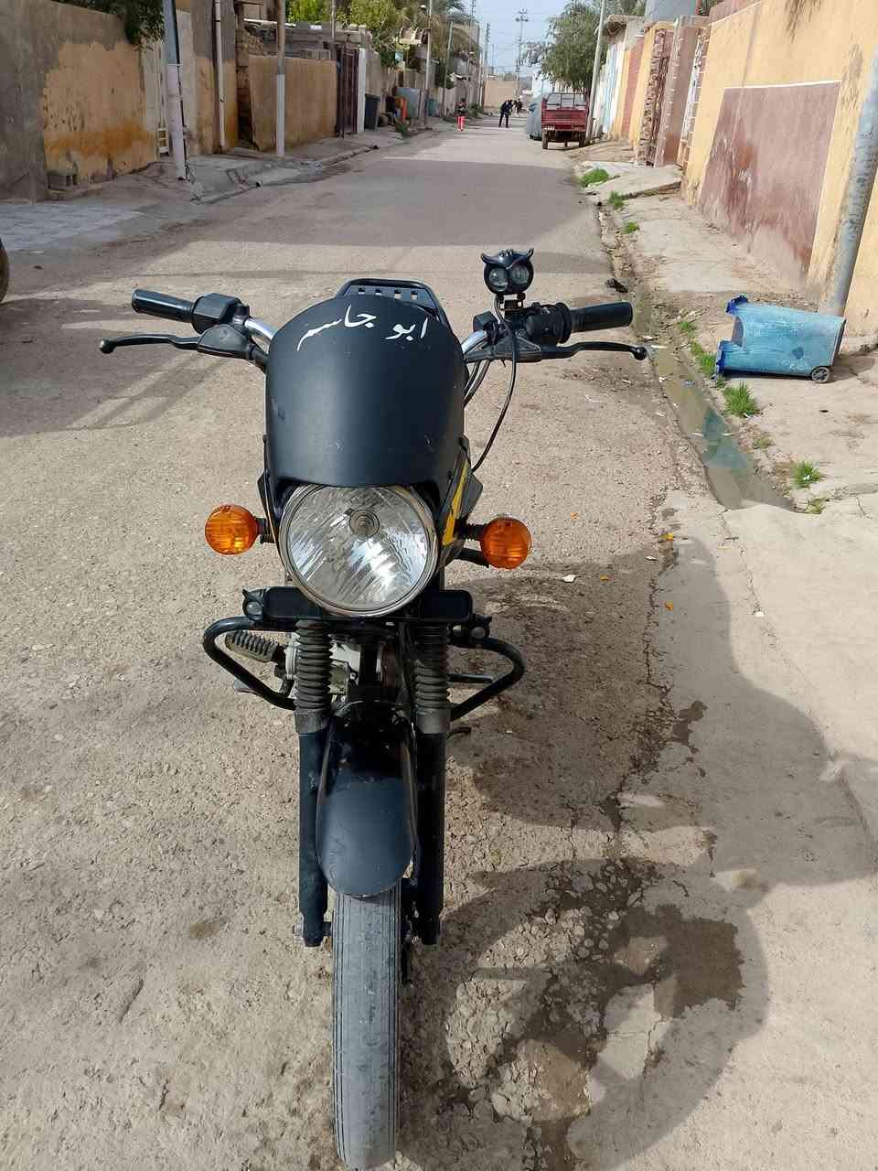 سلام عليكم 
بوكسر 23 مرقم بغداد 
الدراجه حلوه ونضيفه وجديده 
تحويل مباشر 
مكينه ممفتوحه 
كهربائيات كلها شغاله 
سلف هندر كامله 
شلعه معدل فول 
سعر 2150 الشراي يتصل ويدلل 
مكاني ديالى الخالص هبهب 
رقمي ***********
