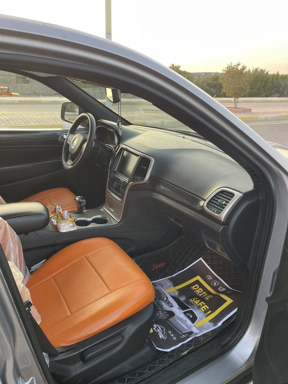 مرواس او بيع 
جيب لاريدو موديل 2014
بيها طخها بالجاملغ الخلفي
المشي 160 كيلو
فور ويل
حجم المحرك 3600
شاشه جبيره
داخل جلد
شفتات ستيرن
السياره جاهزه ما بيها نقص
*********** المكان الرمادي
