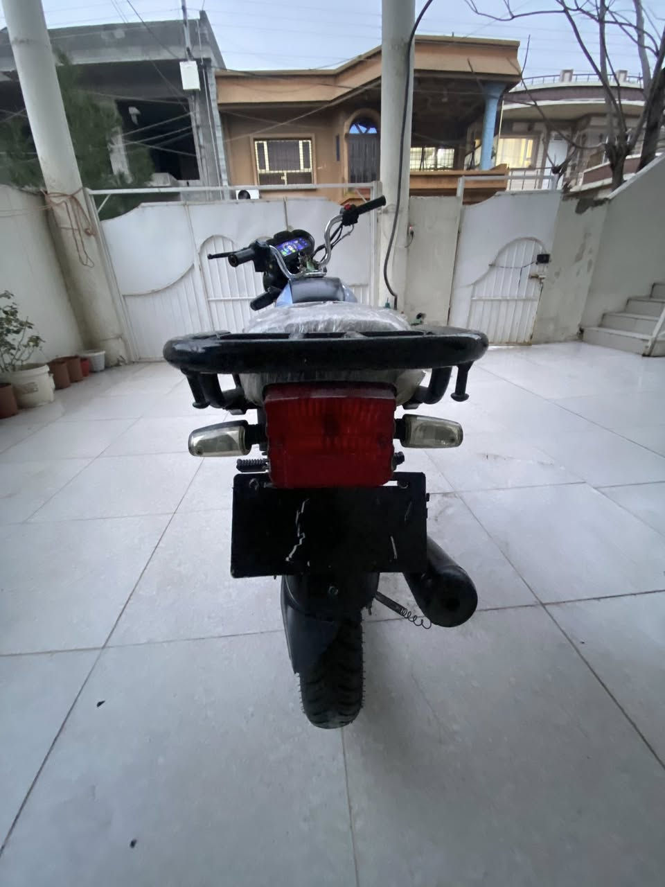 السلام عليكم
عندي دراجه سولنك موديل 24 ممشاها كدامكم 
المكينه مكفوله ما مفتوحه 
دشبول لمس 
كهربائيات كامله 
اوراق موجوده 
بس نقص بريك الامامي 
سعرها 750 وبيها مجال 
رقمي وتساب
***********
