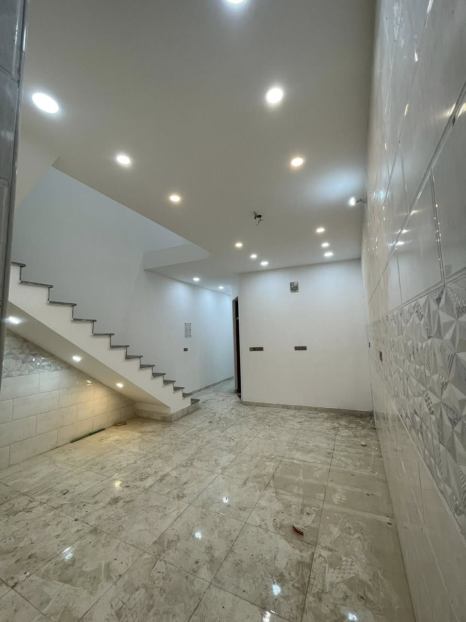 �✨ دار للبيع – فرصة ممتازة ✨🏡

📍 الموقع: سكينة الزراعي – مقاطعة 2/9
📐 المساحة: 100 متر
🏠 البناء: طابق ونصف
🆕 سنة البناء: 2025
✅ غير مسكونة بعد

🔹 تفاصيل الدار:
🛏️ غرفتين نوم
🛋️ صالة واستقبال
🚿 عدد 2 حمام
🍳 مطبخ حار وبارد

🔹 إضافات مميزة:
🔥 سخان
💧 تانكي ماء عدد 2
⚙️ ماطور مي

💰 السعر: 125 مليون قابل للتفاوض

📞 للاستفسار : ***********

