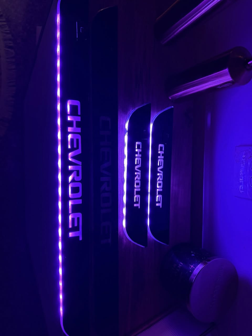 سلام عليكم 
تخم ترحيب شوفرليت يرهم على كل السيارات 
مستخدم بحاله جيده بي اكثر من ٥٠ لون وحركه على الشحن بدون كهرباء ولا تأسيس يشتغل عند فتح الباب 
بطاريه على الشحن يبقه يطول شهر واكثر 
مكاني بغداد الكرخ المنصور 
*********** 
السعر ٤٥ الف
