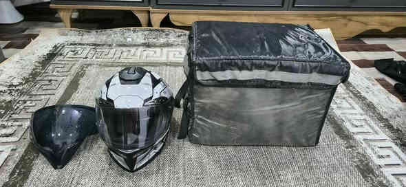 الخوذه سعره ب50 وبيه جامتين وحده مضلله وحده شفافه وماخذه ب75 بس محتاج  واريده ب50 وملبوسه مره وحده الله شاهد  والصندوگ ب15 مكاني بغداد المعامل قرب حي النصر  ***********
