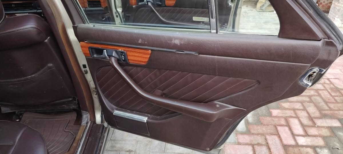 السلام عليكم
مارسدس جامبو موديل ٨٦ رقم بغداد 
غرفه جلد محرك بلاد عنكبوت كفاله 
كير اكسل كفاله  تخم تاير 
كشنات كهرباء 
دبل اريل 
باب قصيره
مصبوغه عام 
قواعد شواصي كفاله 
بيه خياس بسيط جدا بالدور مال جاملغ الورى من جوه فقط 
بيه القاعده مال الدبل الامامي طاكه من فوك وملحومه للتوضيح 
كهربائيات كله شغاله 
سياره نضيفه حداديته ٨٠ بالميه 
السلايت السجج مكسره فقط الماطور والكهرباء كله شغاله 
مكاني كربلاء 
السعر ٧٠وبيه مجال للشراي هزه صاعده ومداور ثاني يوم 
تلفون ***********
