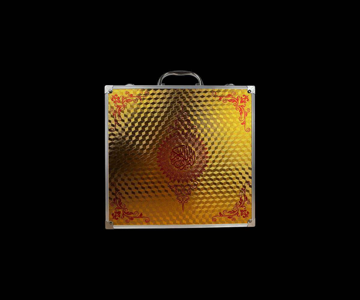 بوكس ألمنيوم فاخر – المصحف الشريف مع قلم القرآن الناطق متعدد اللغات

الاستخدامات

قراءة القرآن الكريم مع تلاوة صوتية واضحة عبر القلم الناطق.

تعلم التجويد وتصحيح التلاوة للأطفال والكبار.

الاستماع إلى الترجمة بعدة لغات.

تسجيل الصوت ومقارنة القراءة لتحسين الأداء.

الاستفادة من الأدعية، الأناشيد، وكتب إضافية مرفقة.

هدية إسلامية فاخرة للمناسبات الدينية.

المميزات

قلم ناطق ذهبي بتصميم أنيق وفاخر.

يدعم تلاوات متعددة لقرّاء مختلفين.

يدعم عدة لغات للترجمة.

خاصية تسجيل الصوت وإعادة التشغيل للمقارنة.

مكبر صوت مدمج + مدخل سماعات 3.5 ملم.

منفذ USB للشحن ونقل البيانات.

أزرار تحكم بالصوت والسرعة (رفعخفض الصوت – تسريعإبطاء).

بطارية داخلية قابلة للشحن.

يعمل بتقنية الاستشعار عبر تمرير القلم على الآية.

سماعة أذن مرفقة للاستماع الفردي.

بوكس ألمنيوم قوي للحفظ والحماية.

محتويات الصندوق

المصحف الشريف (نسخة ورقية فاخرة).

قلم القرآن الناطق.

سماعة أذن.

شاحن كهربائي برأس ثلاثي.

كيبل USB للشحن.

مجموعة كتب إضافية (مثل: صحيح البخاري، حصن المسلم، الحج والعمرة، قاموس ناطق، أناشيد تعليمية وغيرها حسب الإصدار).

حقيبةبوكس ألمنيوم فاخر للحفظ.

الملاحظات

قياس العلبة:

الطول: 28 سم

العرض: 5.5 سم

الارتفاع: 26 سم

يُشحن القلم بالكامل قبل الاستخدام لأول مرة.

المنتج مناسب للكبار والأطفال.

يُحفظ بعيداً عن الرطوبة والماء.