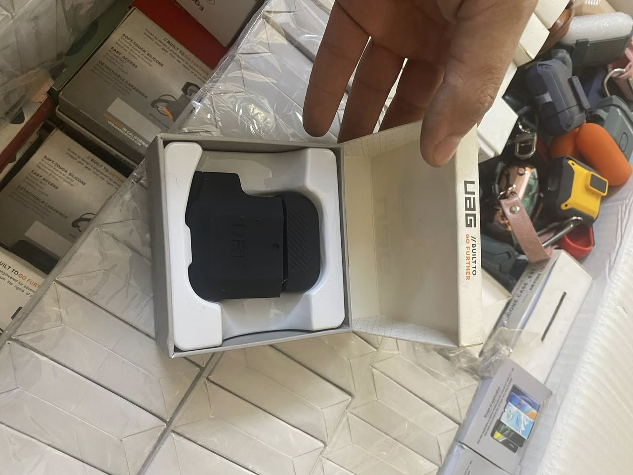 تصفيه محل للبيع اغراض محل كامل اكسسوار كفرات اجهزه ساعات سماعات كيبلات كلشي وكللاشب غراض محل كامل للبيع شلع وسعر مناسب للاستفسار مكاني بغداد تقاطع درويش ***********
