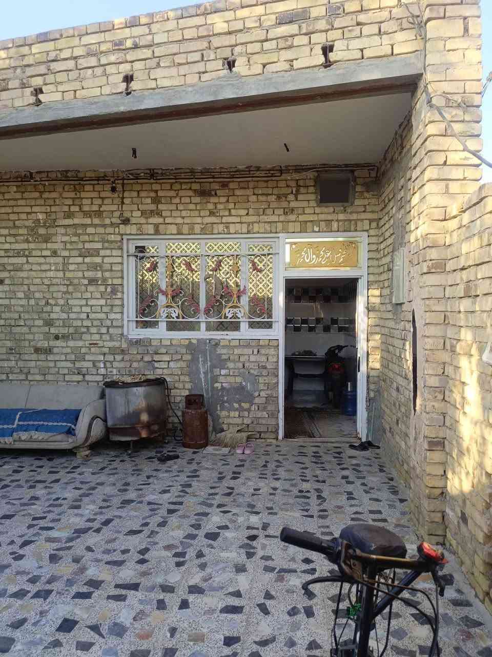 السلام عليكم بيت للبيع 200 متر طابو صرف بحي الفنانين يحتوي على غرفتين وصالة ومطبخ واستقبال يحتاج ترتيبات بسيطة بس 
للتواصل والاستفسار *********** موجود واتساب 
السعر 125
