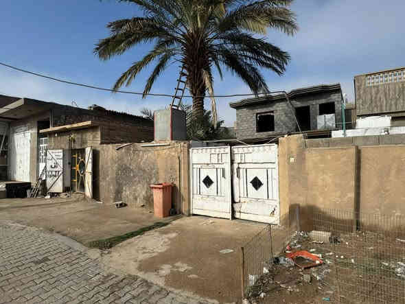 بسم الله
للبيع دار طابو صرف في الحي العسكري 
خلف القسم الاصفر (موقع تجاري )
يتكون الدارمن طابقين 
الطابق الأول 
هول +ديوان +غرفتين +مطبخ 
المطبخ +صاله +صحيات سيراميك الباقي صب ناعم 
+محل تابع للدار 
الطابق الثاني 
غرفة +صاله +صحيات 
المساحة(330)متر 
السعر (65)مليون وبي مجال
مكتب عقارات الصفا الانبار قضاء حديثة 
الحي العسكري قرب منفذ النواعير او محمد بلنص 
الاستفسار ⤵️
(***********)
(***********)
