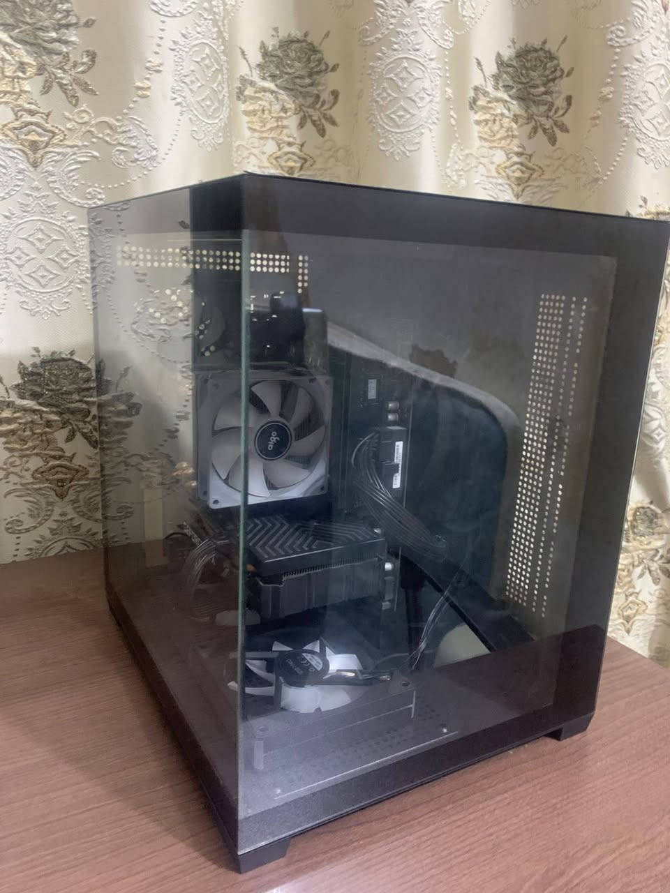 السلام عليكم بي سي كيمنك
🔹المعالج: AMD Ryzen 5 3600 (6 Cores / 12 Threads)

🔹 كرت الشاشة: NVIDIA GeForce GTX 1660 Super

🔹 اللوحة الأم: B450

🔹 الرام: 16GB DDR4

🔹 التخزين: 512GB M.2 SSD

🔹 مزود الطاقة: DeepCool 650W

🔹 الكيس: GAM مع 5 مراوح تبريد

✅ حرارة كرت الشاشة بالألعاب الثقيلة مثل Red Dead Redemption 2 ما تتجاوز 70°.
✅ الجهاز نظيف وشغله ممتاز، مناسب للألعاب، الدراسة، والمونتاج
تواصل واتساب فقط ***********
