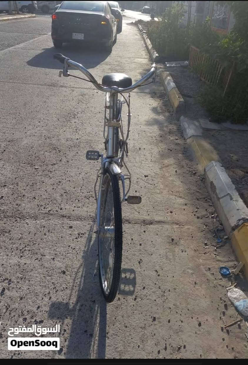 بايسكل بناتي حجم 26 نضيف مثل ما واضح بالصور بس الچوب مال التاير الخلفي تعبان السعر 850000 اوبي مجال بسيط للاستفسار الاتصال على ***********
